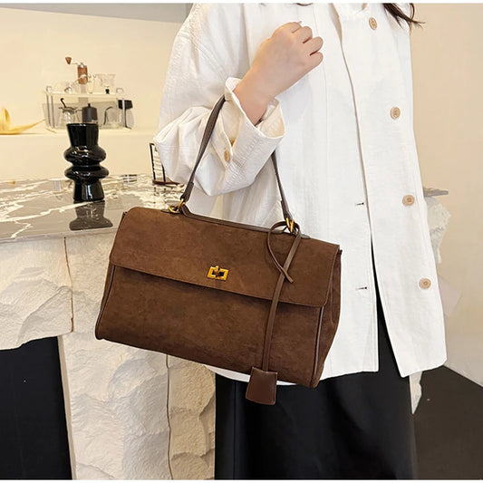 L’Élégance Rétro : Cabas en Daim Givré & Fermoir Métallique