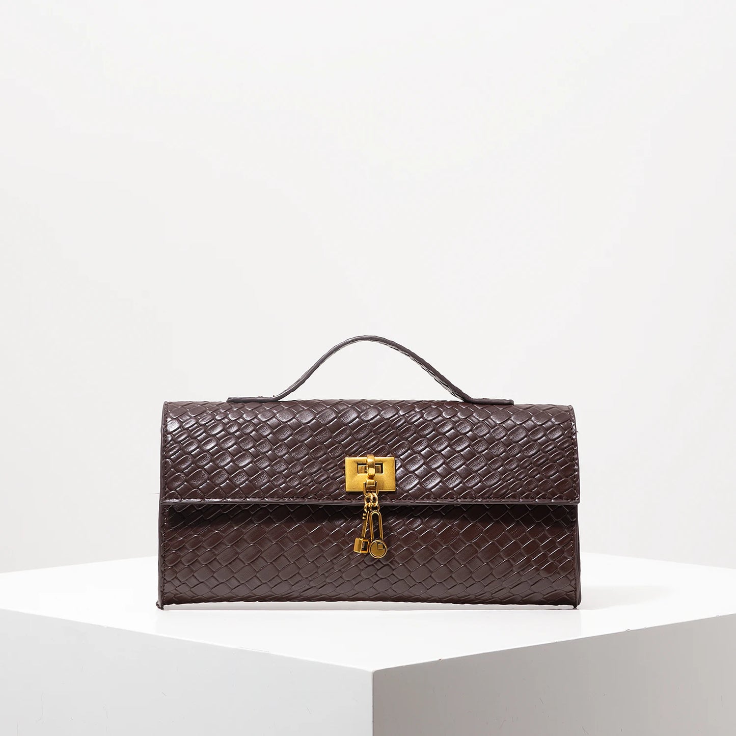 Sac Bordeaux Vintage : L’Accessoire Chic Absolu