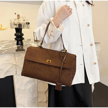 L’Élégance Rétro : Cabas en Daim Givré & Fermoir Métallique