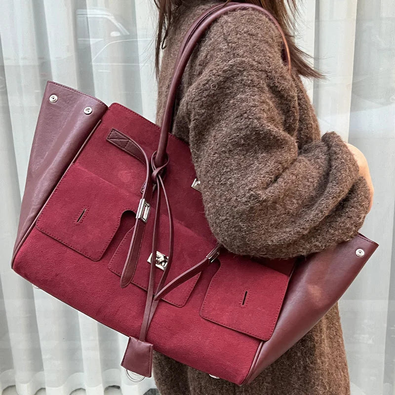 Sac à Ailes Luxe — Grand Format en Suédine Noire, Détails Or & Argent