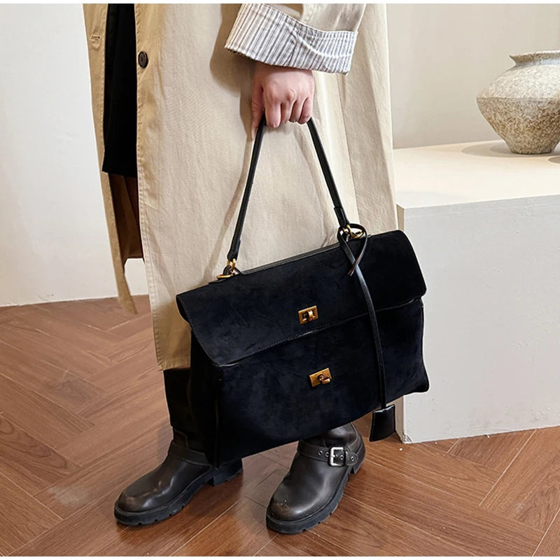 L’Élégance Rétro : Cabas en Daim Givré & Fermoir Métallique