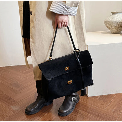 L’Élégance Rétro : Cabas en Daim Givré & Fermoir Métallique