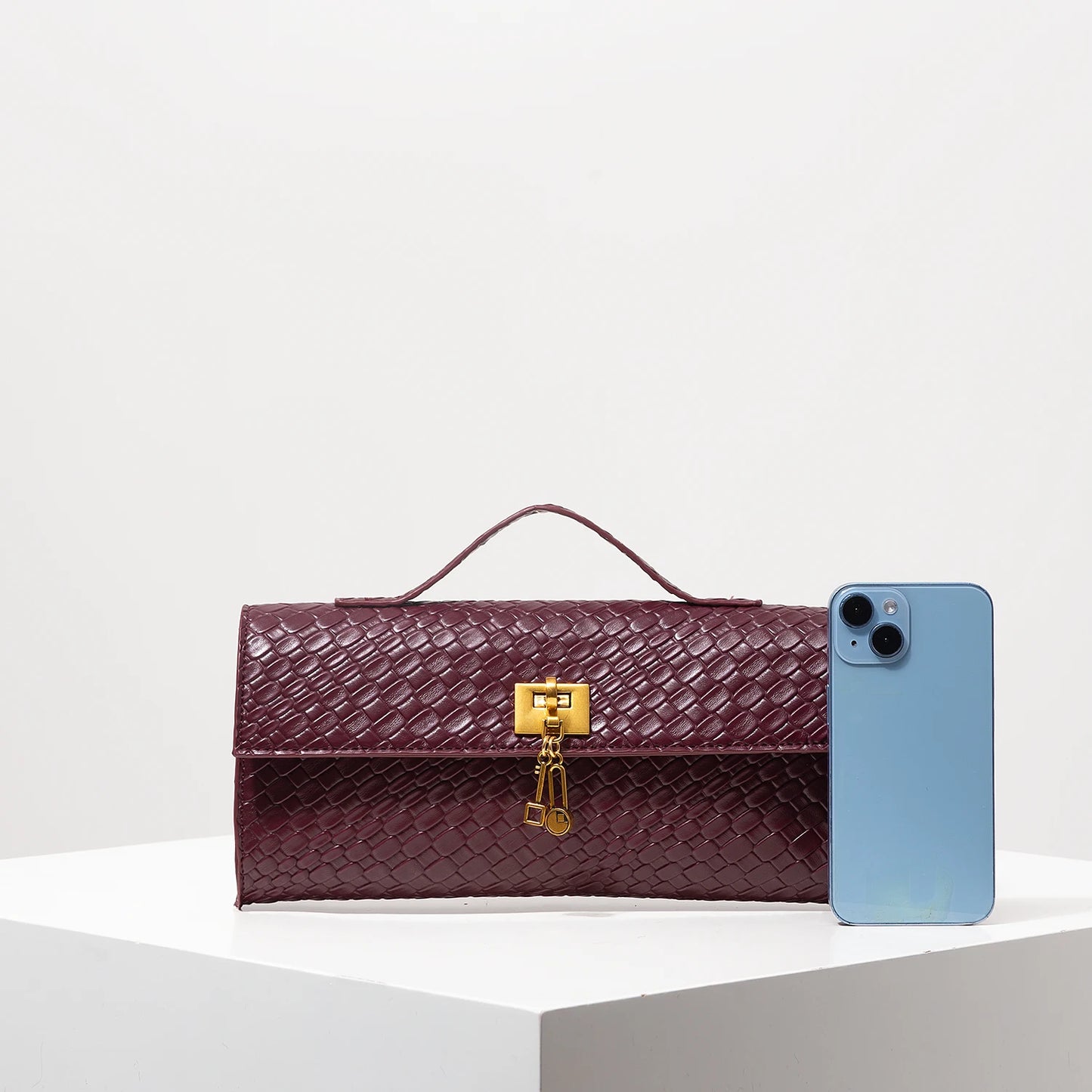 Sac Bordeaux Vintage : L’Accessoire Chic Absolu