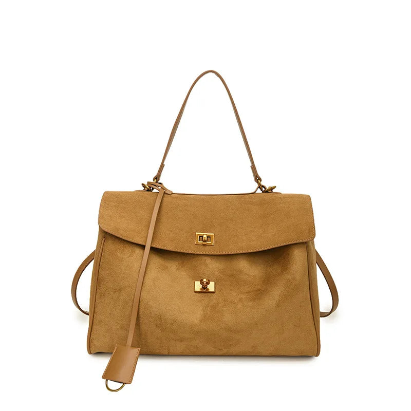 L’Élégance Rétro : Cabas en Daim Givré & Fermoir Métallique