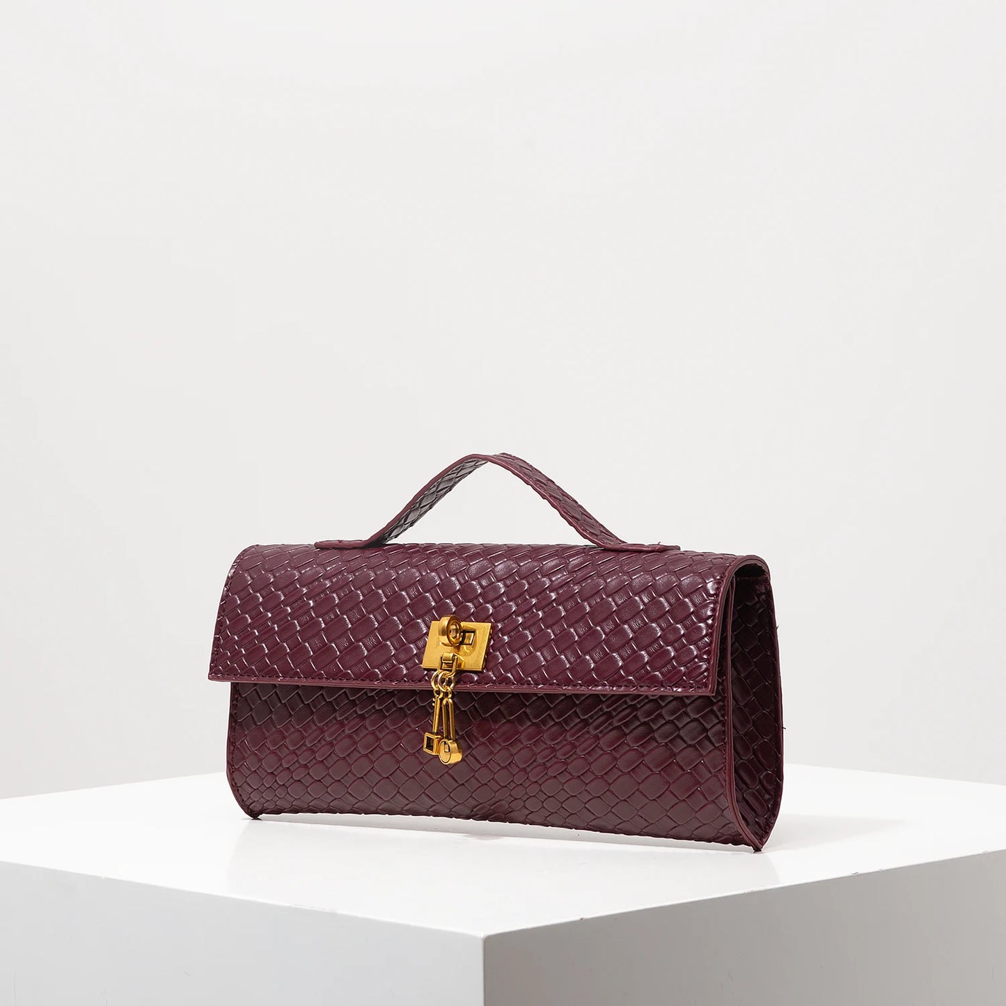 Sac Bordeaux Vintage : L’Accessoire Chic Absolu