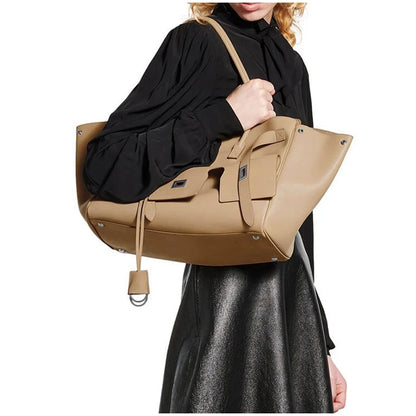 Sac à Ailes Luxe — Grand Format en Suédine Noire, Détails Or & Argent