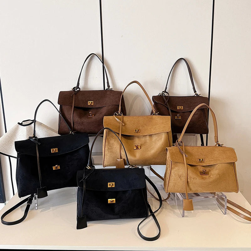 L’Élégance Rétro : Cabas en Daim Givré & Fermoir Métallique