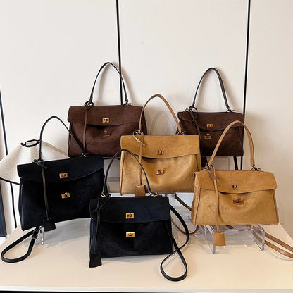 L’Élégance Rétro : Cabas en Daim Givré & Fermoir Métallique