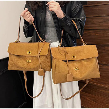 L’Élégance Rétro : Cabas en Daim Givré & Fermoir Métallique