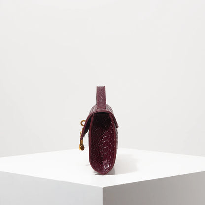 Sac Bordeaux Vintage : L’Accessoire Chic Absolu