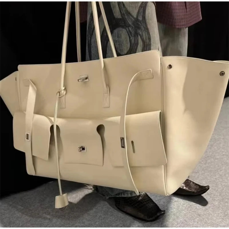 Sac à Ailes Luxe — Grand Format en Suédine Noire, Détails Or & Argent