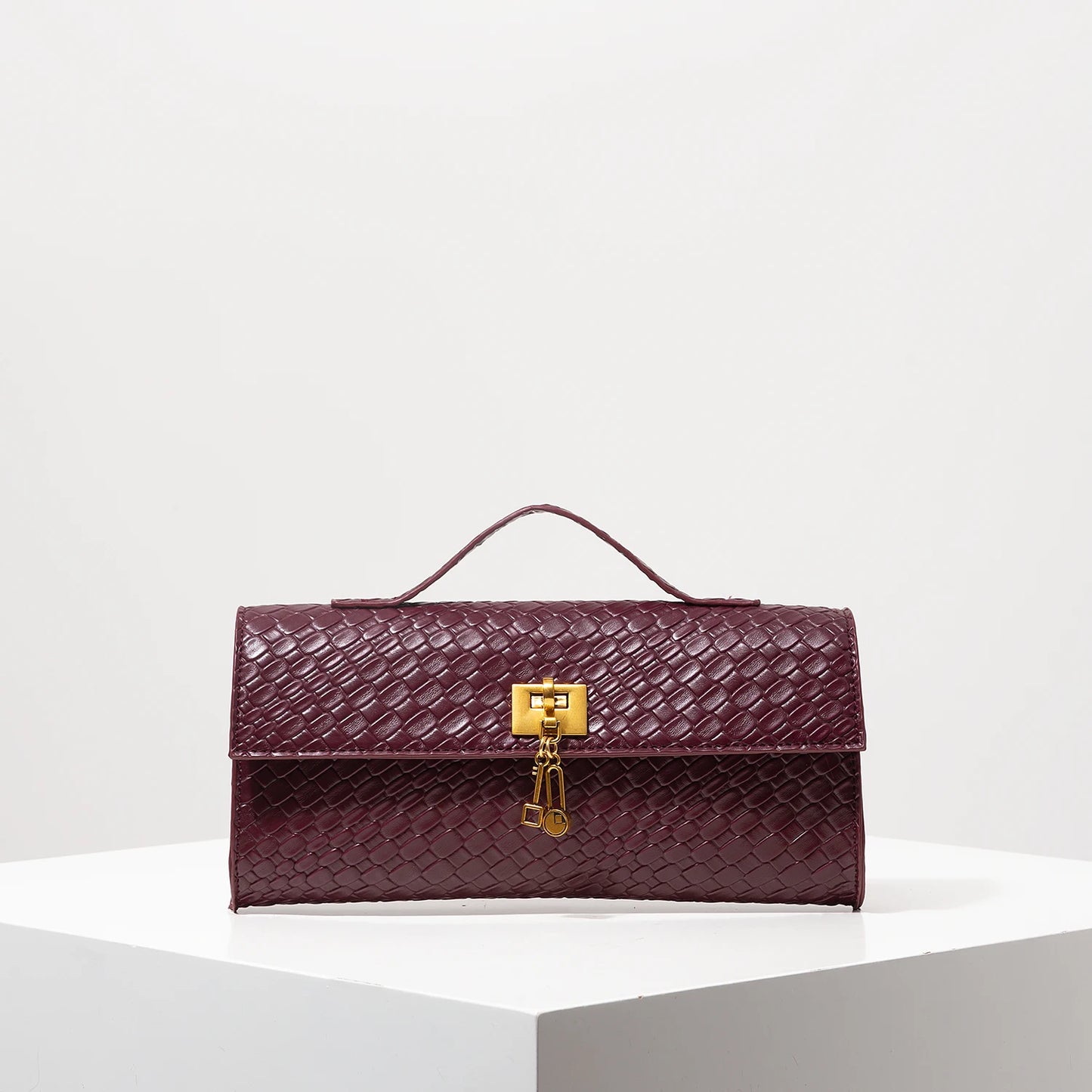 Sac Bordeaux Vintage : L’Accessoire Chic Absolu