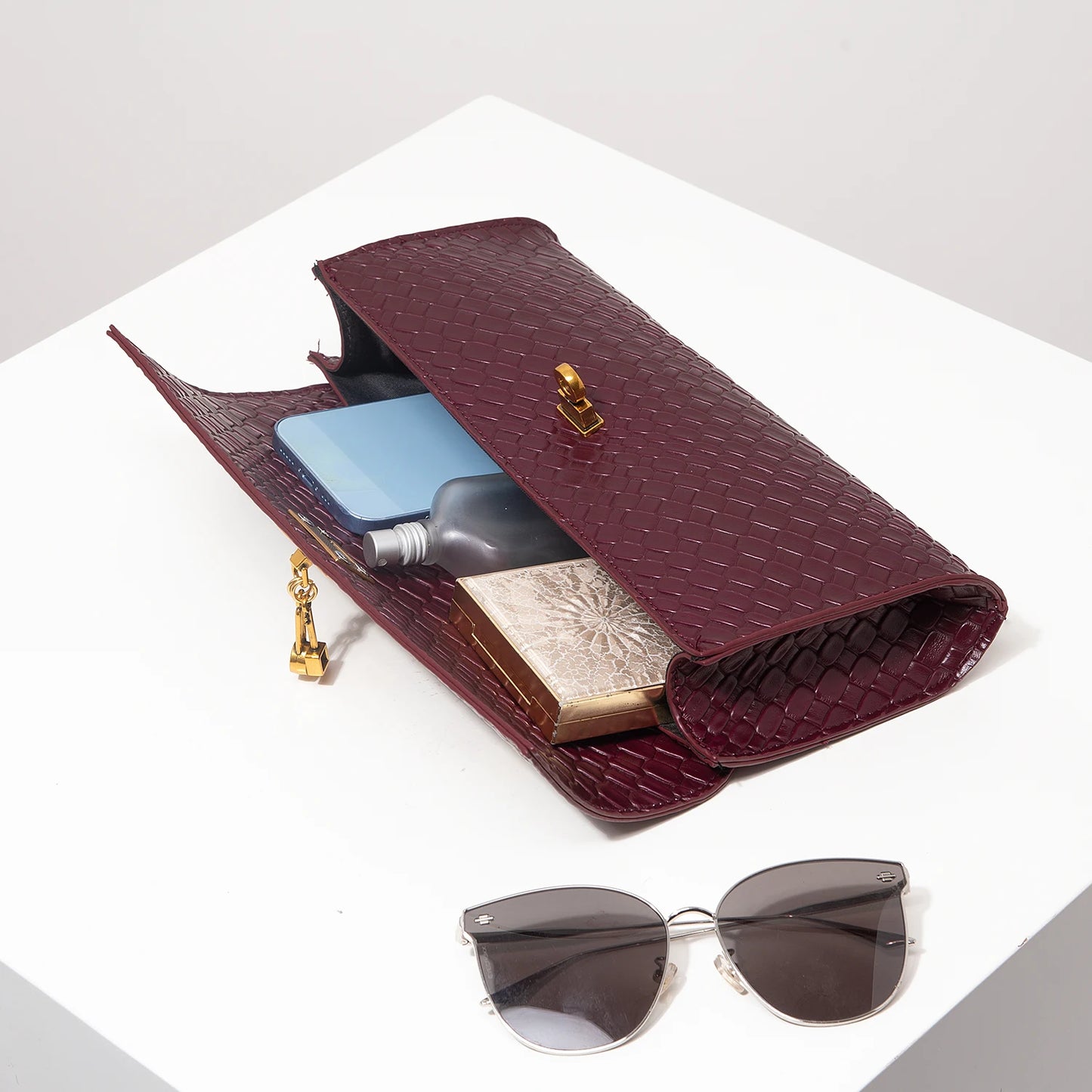 Sac Bordeaux Vintage : L’Accessoire Chic Absolu