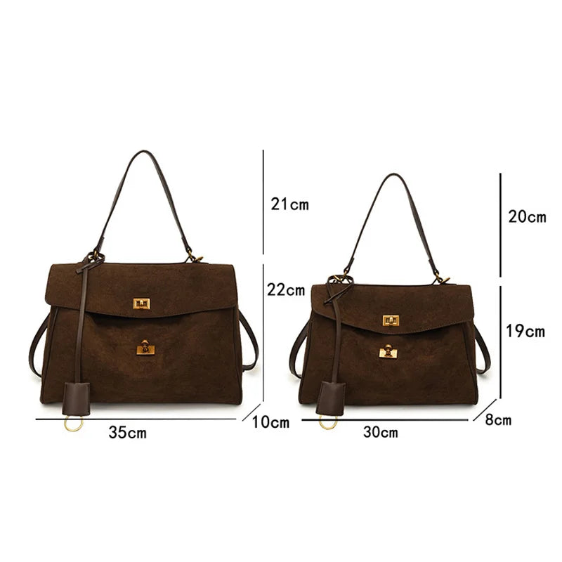 L’Élégance Rétro : Cabas en Daim Givré & Fermoir Métallique